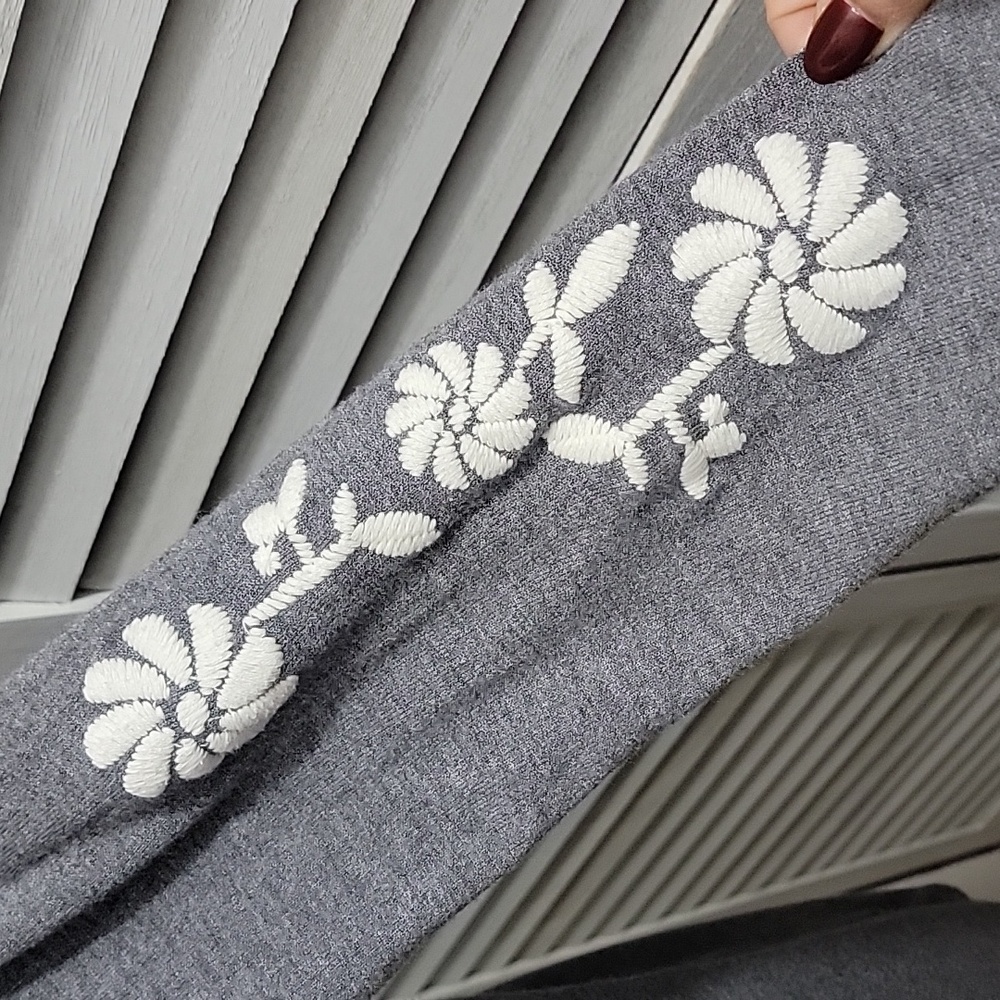 Aaeda Gray Open Front Cardigan Floral Embroidered Knit Sweater Size L - Picture 5 of 10